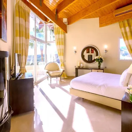 With 8 Bedrooms In Benahavis, With Private Pool, Enclosed Garden And Wi... Daire
