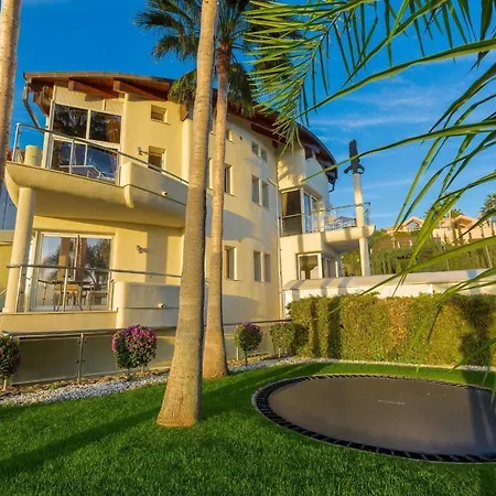 With 8 Bedrooms In Benahavis, With Private Pool, Enclosed Garden And Wi... *