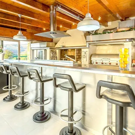 With 8 Bedrooms In Benahavis, With Private Pool, Enclosed Garden And Wi... Daire *